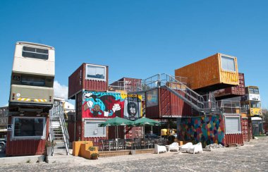 yaratıcı kuluçka alanı köyü metro nakliye konteyner ve yaratıcı etkinlikler hedef Lizbon, Portekiz için çift katlı otobüs ile  