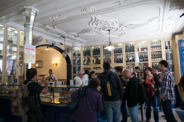 müşteriler Pasteis de belem Pasta Fabrikası, Lizbon, Portekiz alışveriş 