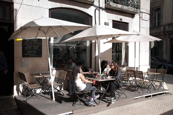 コーヒー ハウス リスボン ポルトガルのテラスにてリラックスした人々 — ストック写真