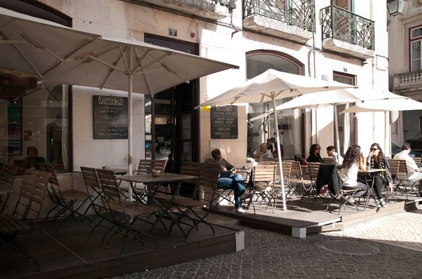 コーヒー ハウス リスボン ポルトガルのテラスにてリラックスした人々 — ストック写真