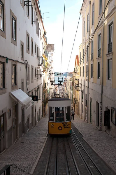 sarı tramvay Caddesi arasında evleri, Lisbon, Portekiz