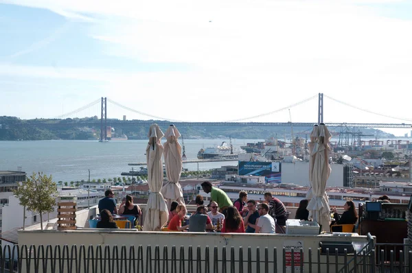Teras Noobai café'de güneşli bir gün, Lisbon, Portekiz 