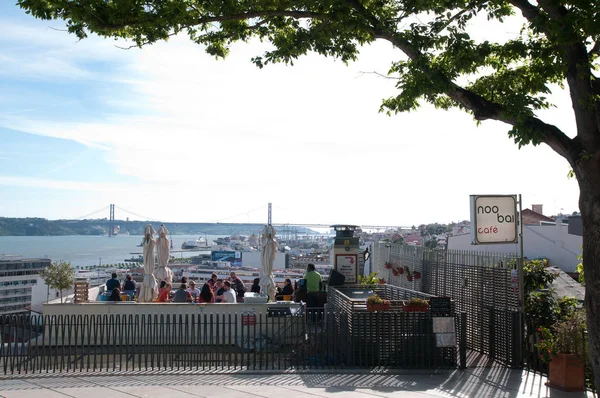 Teras Noobai café'de güneşli bir gün, Lisbon, Portekiz 