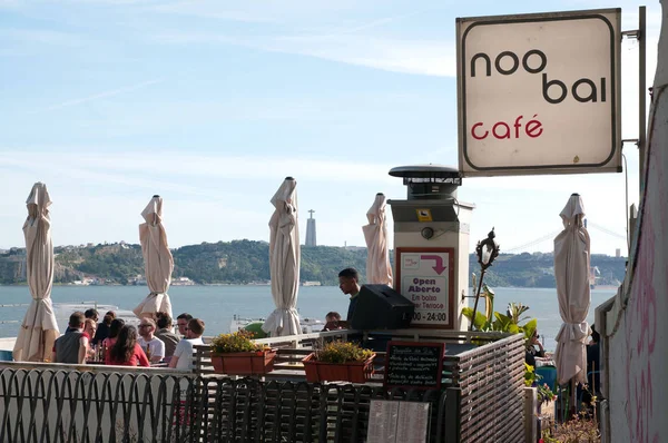晴れた日 リスボン ポルトガルの Noobai カフェのテラス — ストック写真