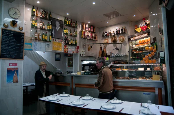 ze dos cornos restoranındaki müşteriler, Lizbon, Portekiz 