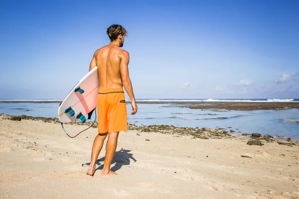 Rückansicht Eines Surfers Mit Surfbrett Der Sommertagen Sandstrand Steht — Stockfoto