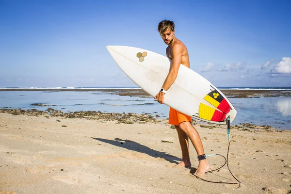 Sidovy Unga Athletic Sportsman Med Surfing Board Promenader Sandstrand — Stockfoto