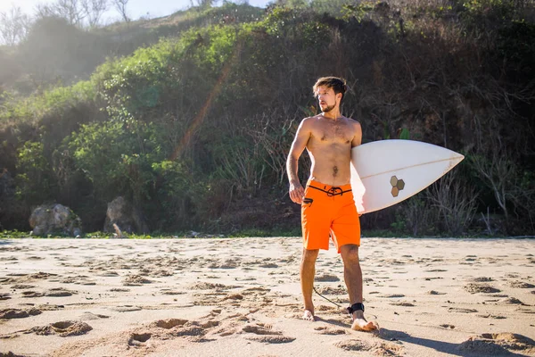 Junger Mann Mit Surfbrett Schaut Sandstrand Weg — Stockfoto