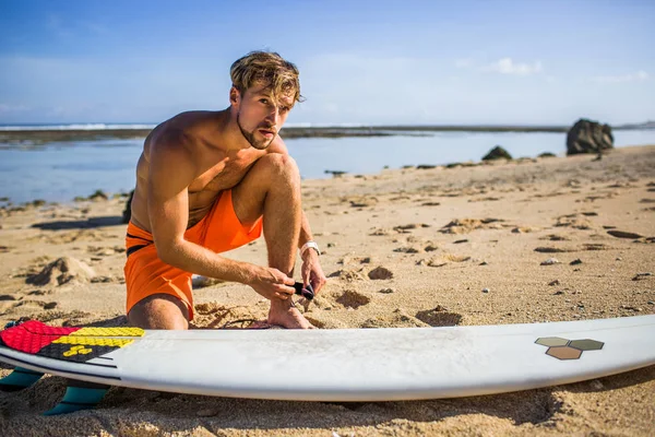 Fiatal Sportolója Készül Szörfözés Homokos Strandon — Stock Fotó