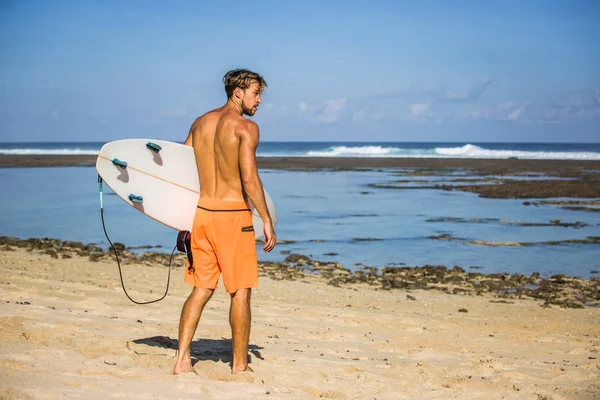 Joven Con Tabla Surf Playa Arena Cerca Del Océano — Foto de Stock