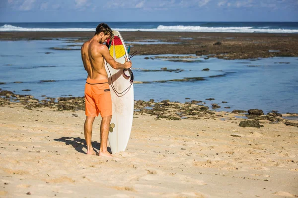 Surfer Putting Surf Board Sand Beach — Stock Photo, Image