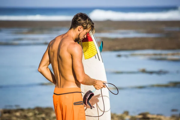 Vista Lateral Atleta Atleta Com Prancha Surf Costa Dia Verão — Fotografia de Stock