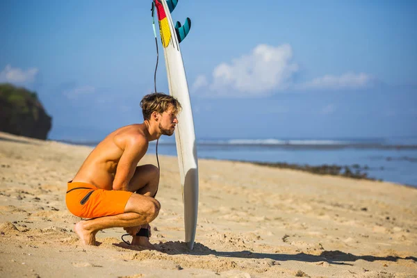 Sidovy Ung Man Med Surfing Board Sandstrand Nära Havet — Stockfoto