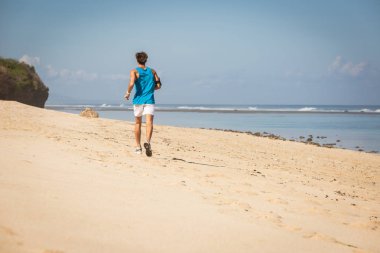 arkadan görünüşü jogger deniz kıyısında, Bali, Endonezya