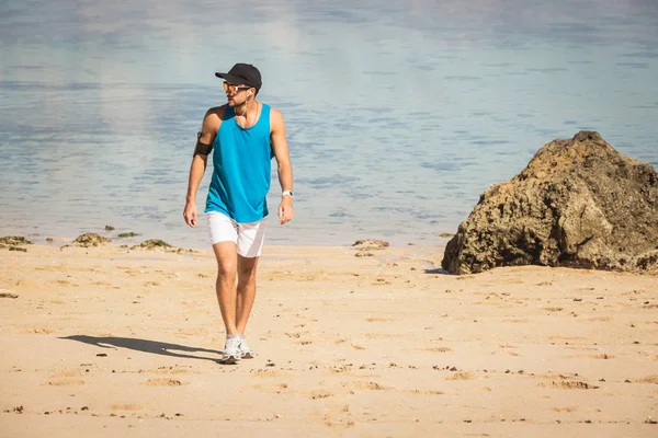 sportif adam deniz, Bali, Endonezya yakınındaki plajda yürüyor