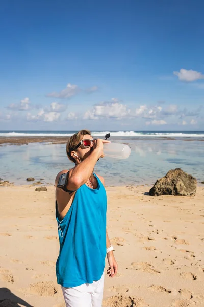 Sportler Trinkt Nach Training Strand Wasser Aus Sportflasche — kostenloses Stockfoto