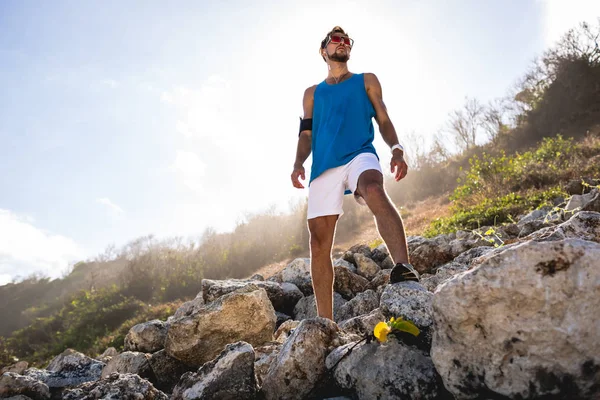 Vista Inferior Del Hombre Atlético Pie Sobre Rocas Con Luz — Foto de Stock