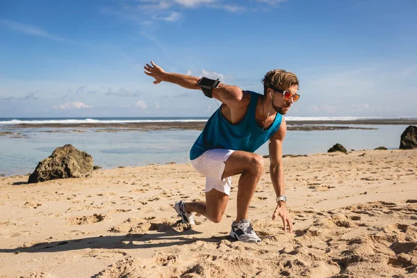 Atlético Hombre Guapo Haciendo Saltos Durante Entrenamiento Orilla Del Mar — Foto de Stock