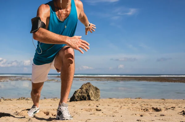 Vista Cortada Desportista Com Braçadeira Fazendo Lunges Praia Perto Mar — Fotografia de Stock