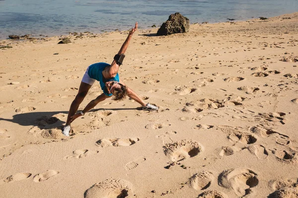 Olahraga Pria Atletik Pantai Bali Indonesia — Foto Stok Gratis