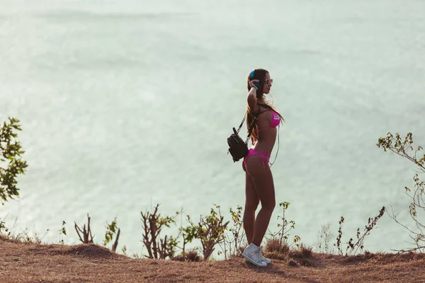 Side View Attractive Girl Headphones Pink Bikini Standing Coastline — Free Stock Photo