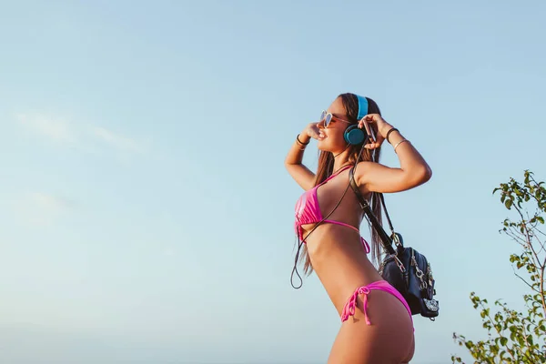 Seitenansicht Eines Attraktiven Mädchens Mit Kopfhörern Und Rosa Bikini Das — Stockfoto