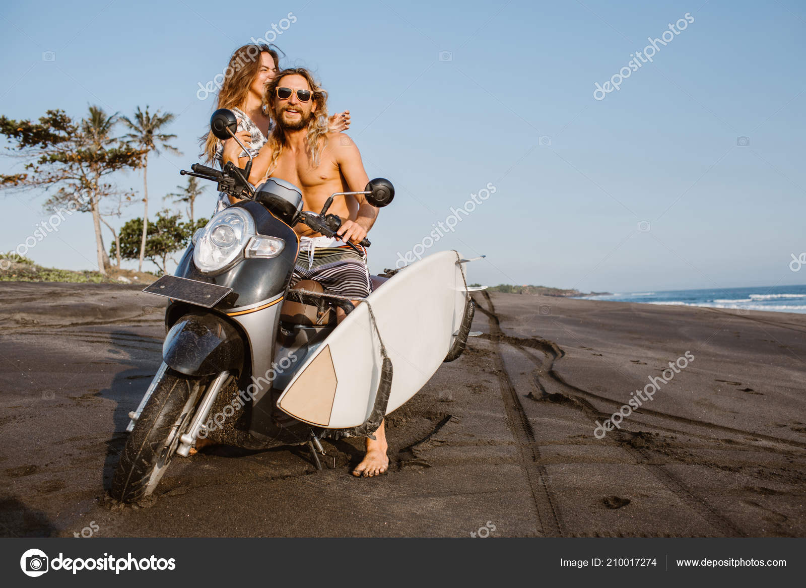 バイクとカップルを笑って バリ島 インドネシアの海ビーチ サーフィン ボード 無料のストック写真 C Alexzhilkinbo