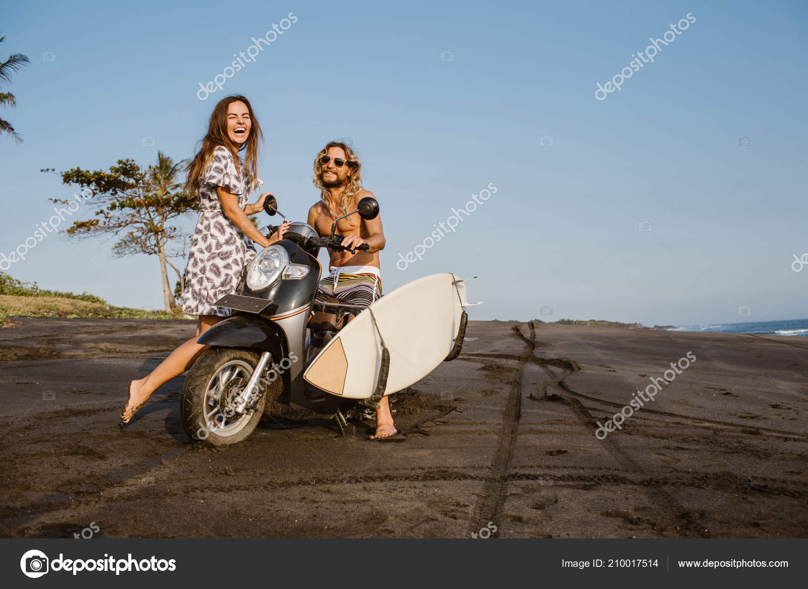 Elendighed Envision Personligt Latter Par Med Scooter Surfbræt Stranden Bali Indonesien — Stock-foto ©  AlexZhilkinBO #210017514