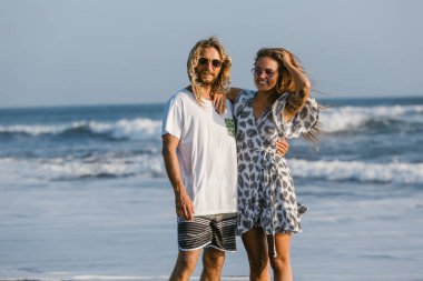 Çift ayakta ve Bali, Endonezya kumsalda sarılma