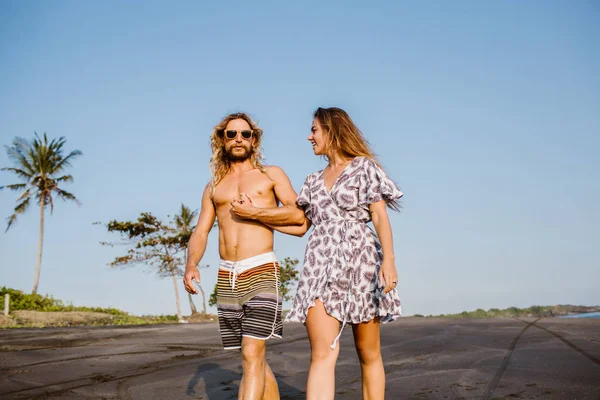 Pareja Cogida Mano Caminando Por Playa Bali Indonesia — Foto de Stock