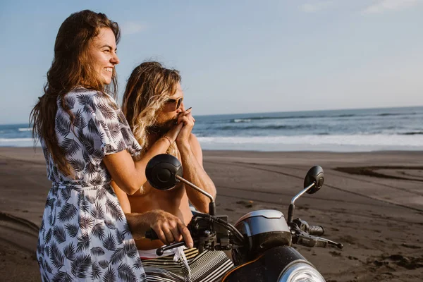 Fidanzato Seduto Scooter Baciare Mano Fidanzata Spiaggia Bali Indonesia — Foto stock gratuita