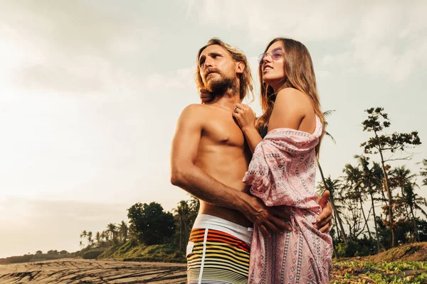 Couple Cuddling Beach Looking Away Bali Indonesia — Free Stock Photo