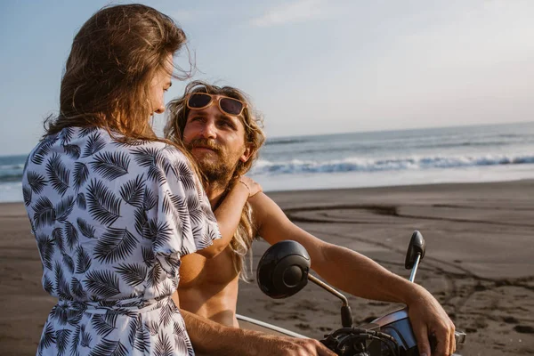 Barátnője Átölelve Barátja Jet Ski Strandon Úgy Néztek Egymásra Bali Stock Kép