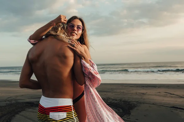 Sorrindo Namorada Abraçando Namorado Sem Camisa Praia Bali Indonésia — Fotografia de Stock