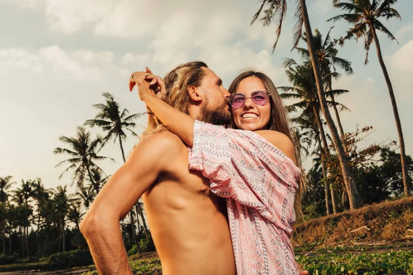 インドネシア バリ島のビーチでカップルがハグを笑顔の側面図 — ストック写真