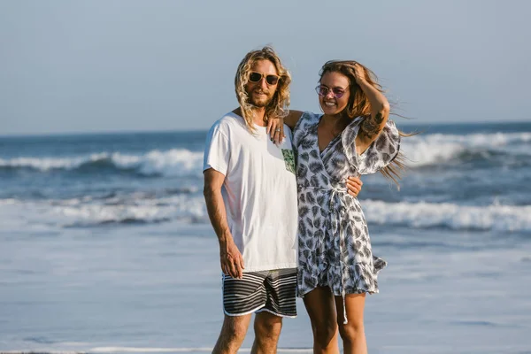 Couple debout et câlin sur la plage à bali, indonesia — Photo de stock