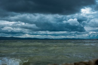 Yağ tohum tecavüz alan bahar Crantock Bay ve Kuzey Cornish sahil plaj doğru seyir