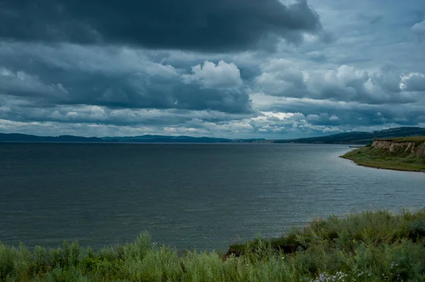 Yağ tohum tecavüz alan bahar Crantock Bay ve Kuzey Cornish sahil plaj doğru seyir
