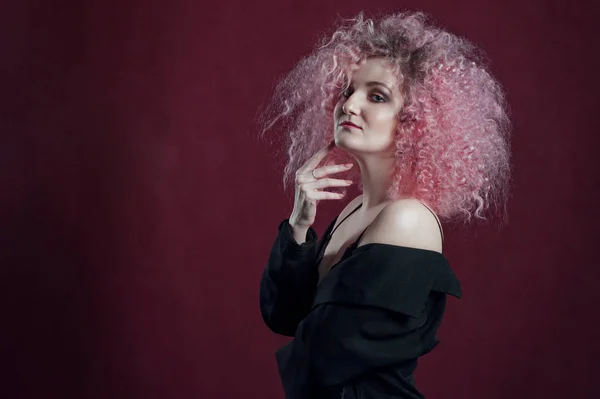 Pembe arka plan poz kadın moda portre.