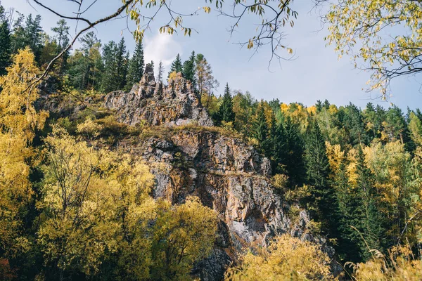 Paisaje de otoño. Bosque, río, piedras, roca, hojas . — Foto de Stock