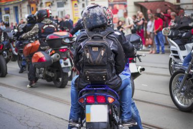 bir motorcu kız ve bir bisikletçinin bir maraton binmek. 