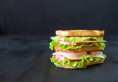 et, peynir ve domates siyah ahşap bir masa ile sandviç