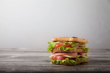 sandviç et ve peynir ile ahşap bir masaya yatıyor