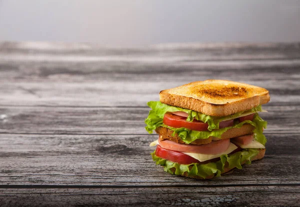 Et, peynir ve domates ahşap bir masa ile sandviç — Stok fotoğraf
