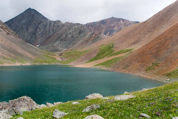 Altay yaz aylarında dağ gölü ruhları