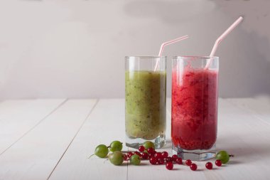 taze smoothies ve Bektaşi bir bardak beyaz bir masada duruyor