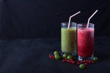 taze smoothies ve Bektaşi bir cam üzerinde siyah ahşap bir masa duran