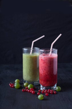 taze smoothies ve Bektaşi bir cam üzerinde siyah ahşap bir masa duran