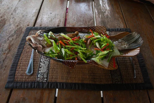 Pescado Frito Entero Con Salsa Agridulce Picante Sobre Una Mesa —  Fotos de Stock