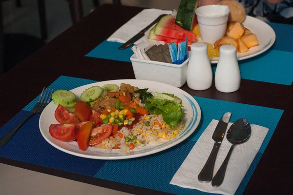 Desayuno Hotel Arroz Con Verduras Ensalada Sobre Una Mesa Madera —  Fotos de Stock